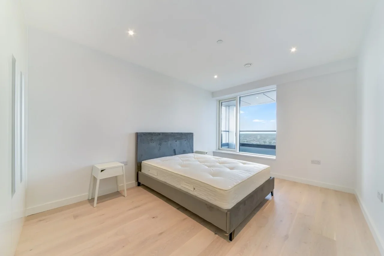 Flat Deacon Street in Greater London