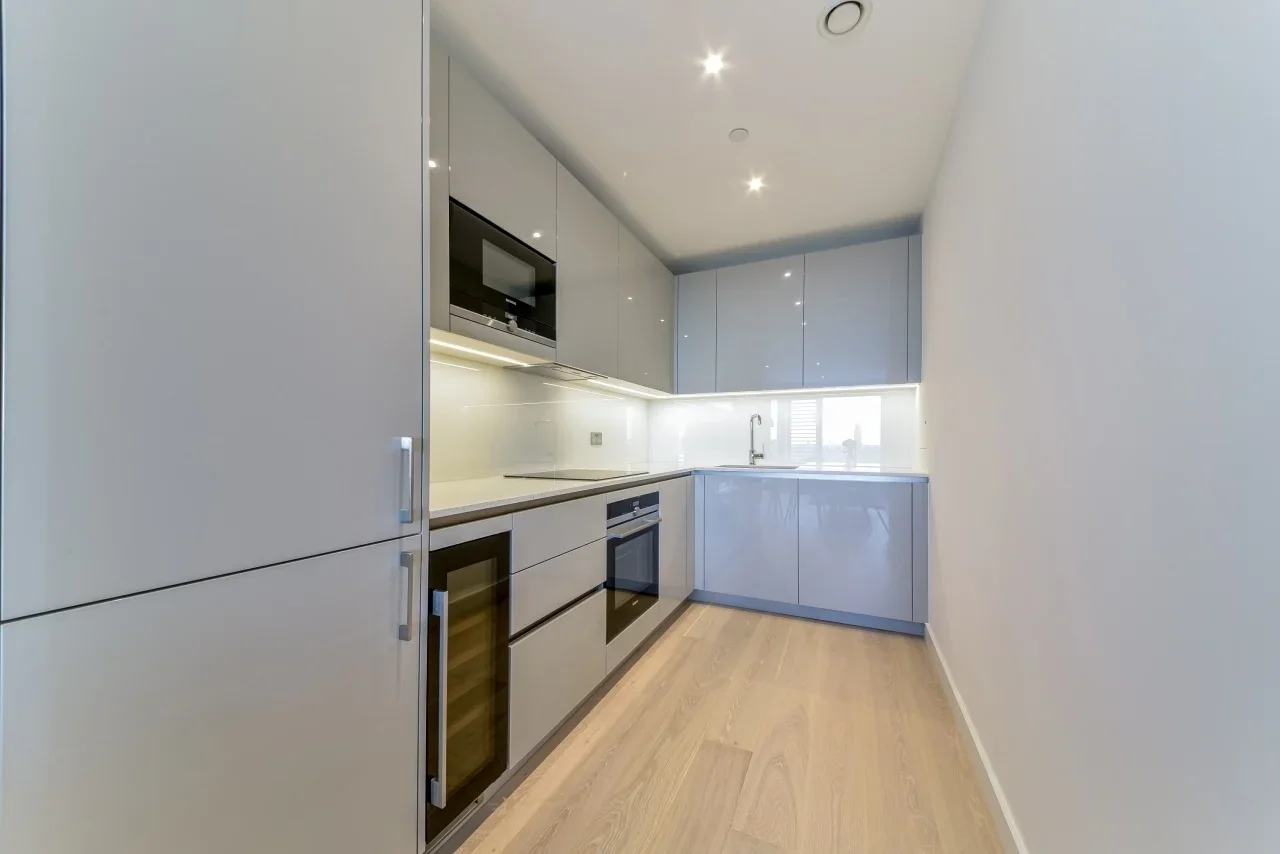 Flat Deacon Street in Greater London