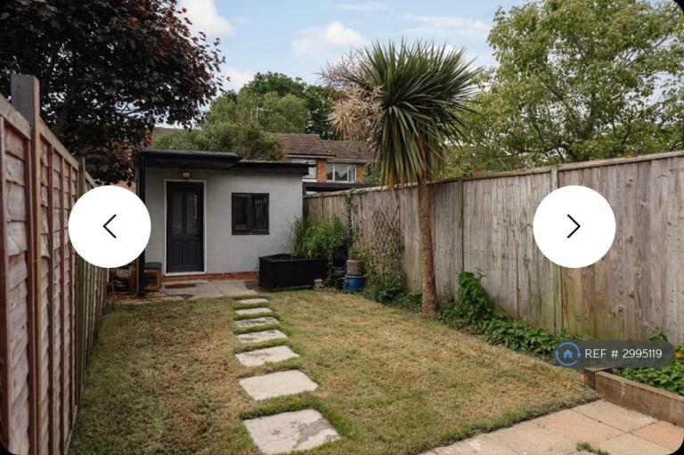 Room Horley Road in Reigate and Banstead