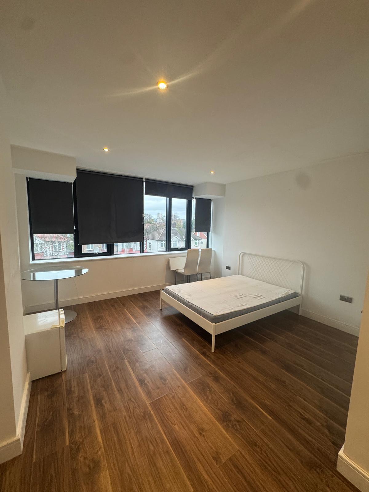 Flat Elmgrove Road in Greater London