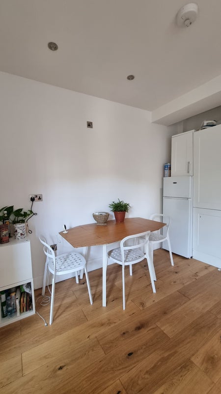 Room Dispensary Lane in Greater London