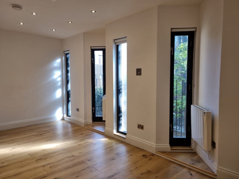 Room Dispensary Lane in Greater London