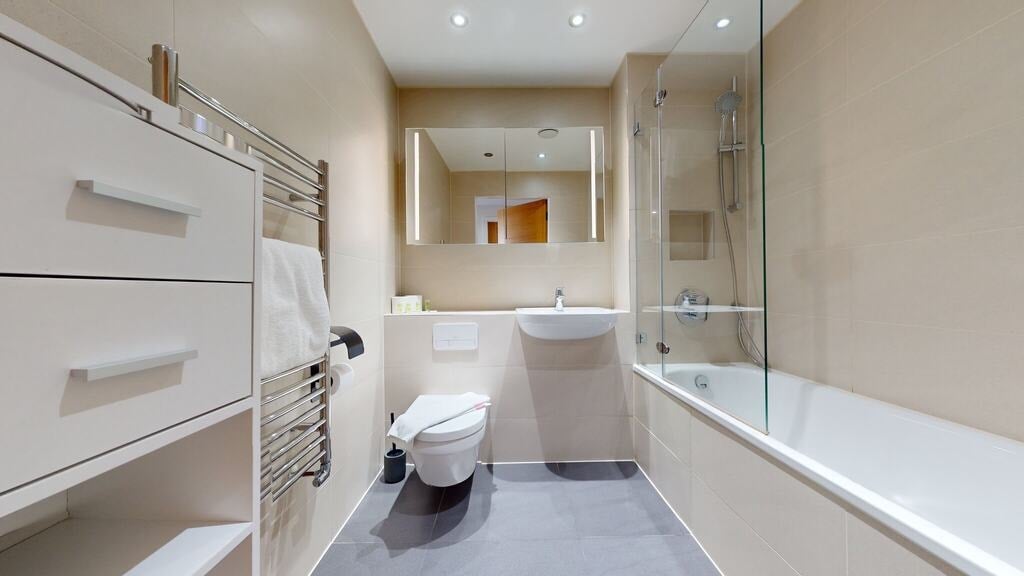 Flat Fairclough Street in Greater London