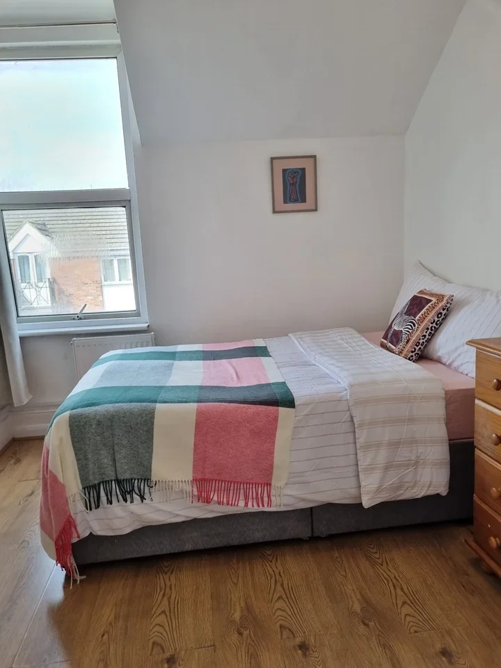 Room Garratt Lane in Greater London