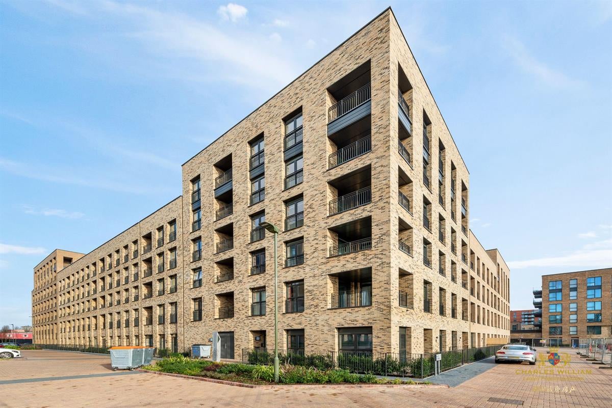 Flat Bute Close in Greater London
