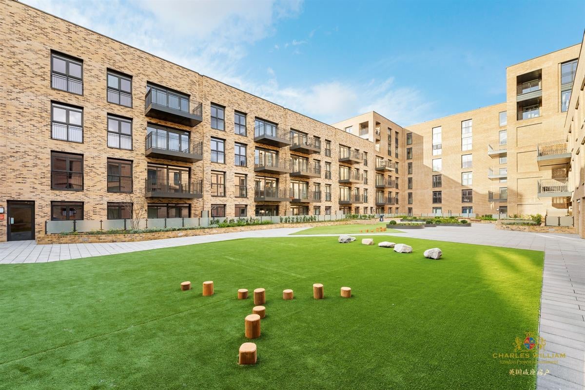 Flat Bute Close in Greater London