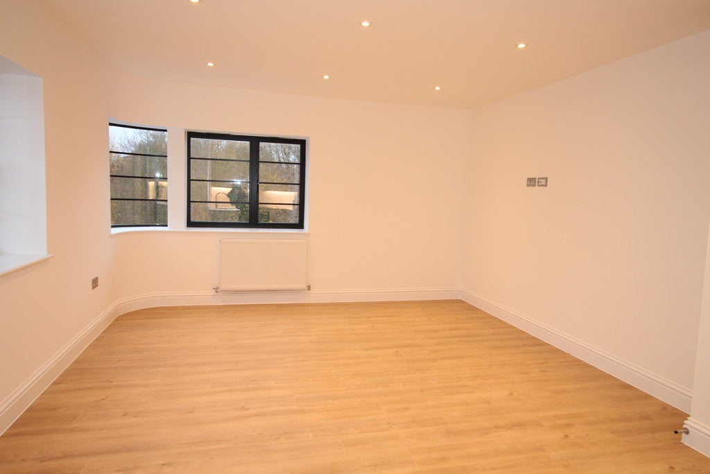 Flat Hollyfield Road in Greater London