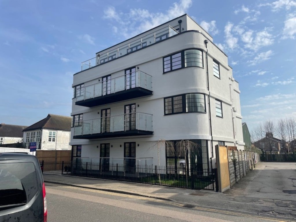 Flat Hollyfield Road in Greater London