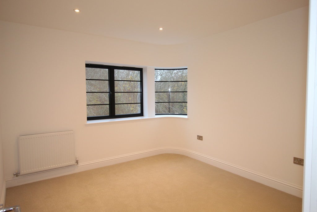 Flat Hollyfield Road in Greater London