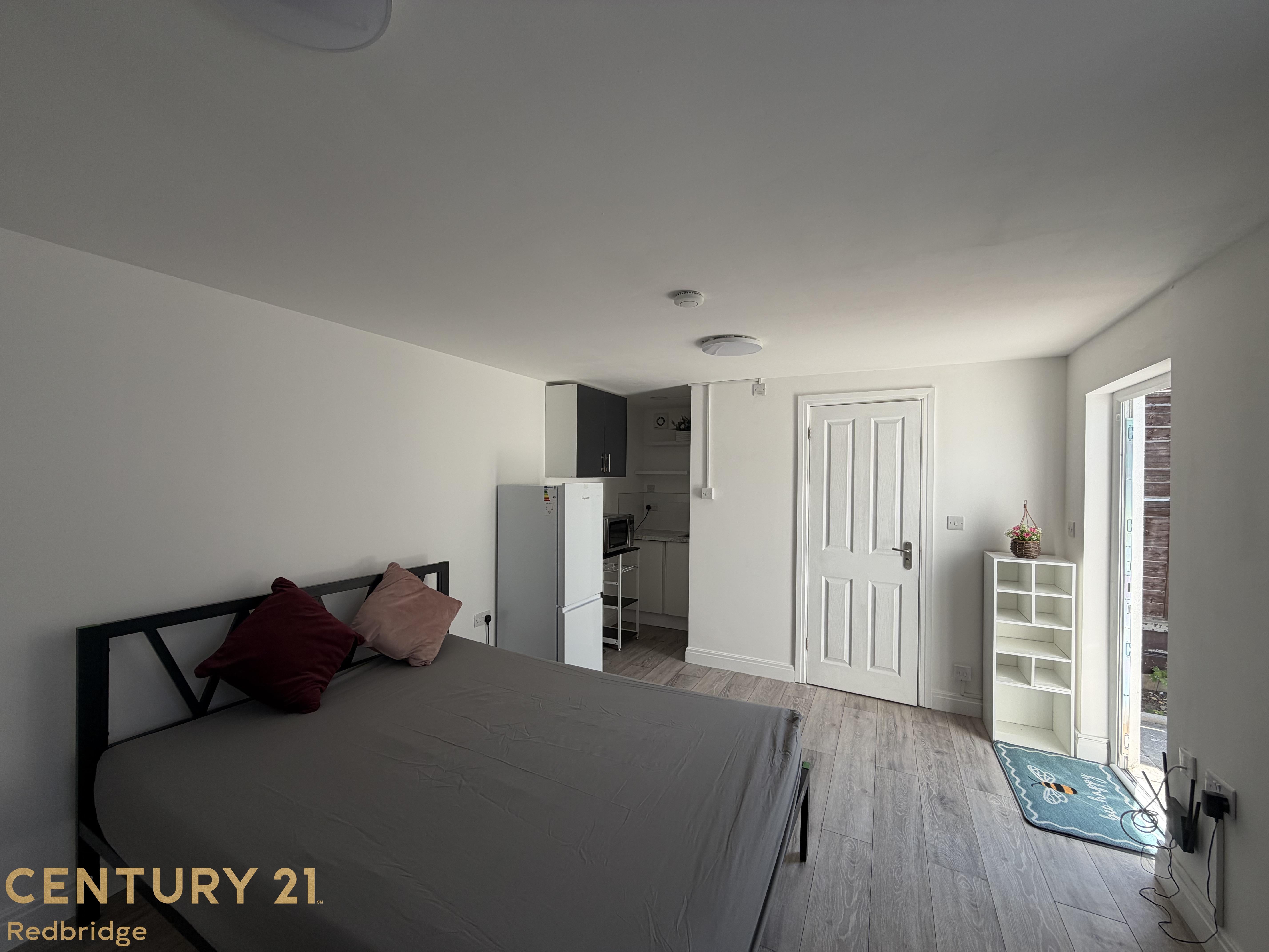 Flat Netley Road in Greater London