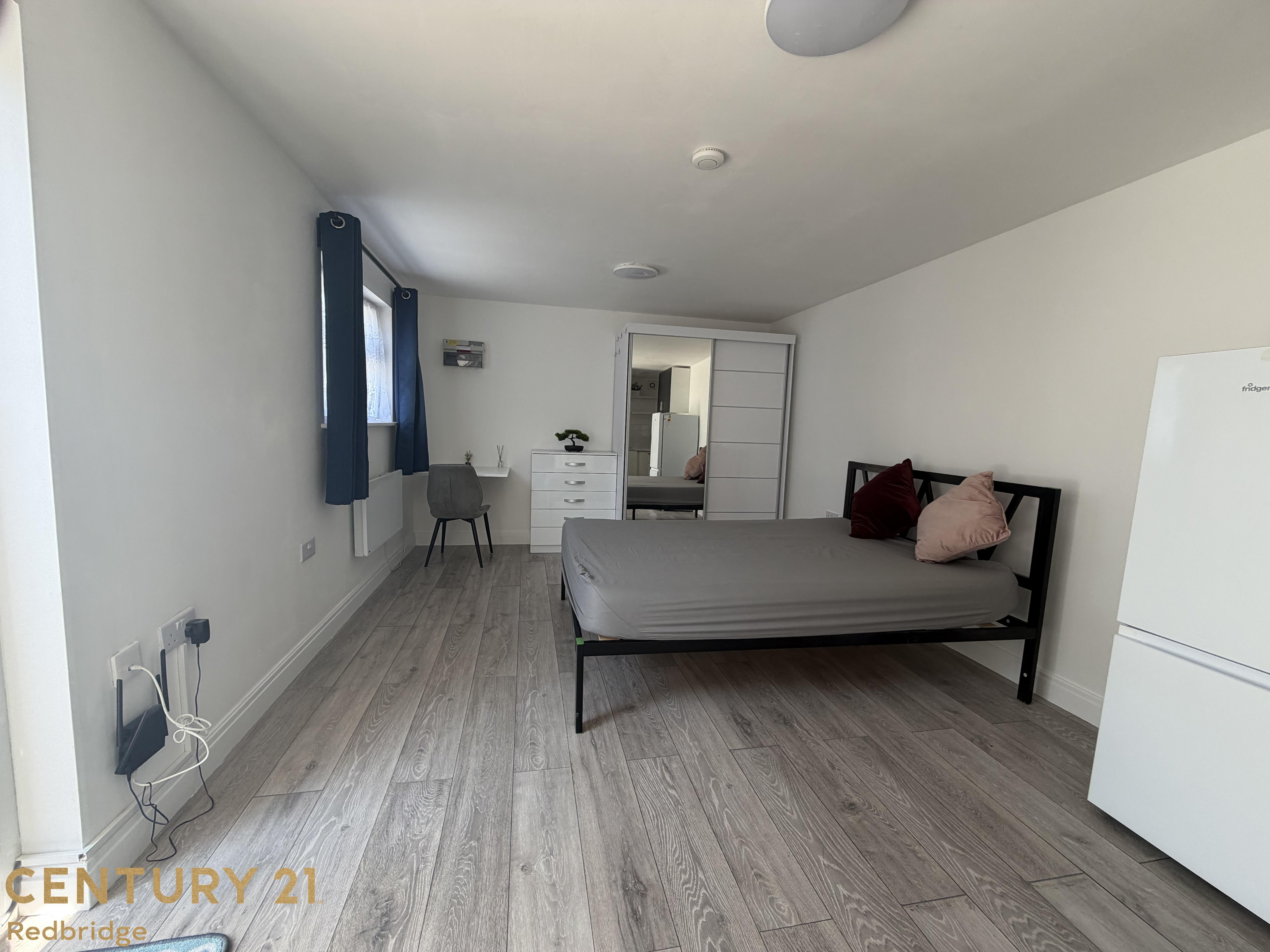 Flat Netley Road in Greater London