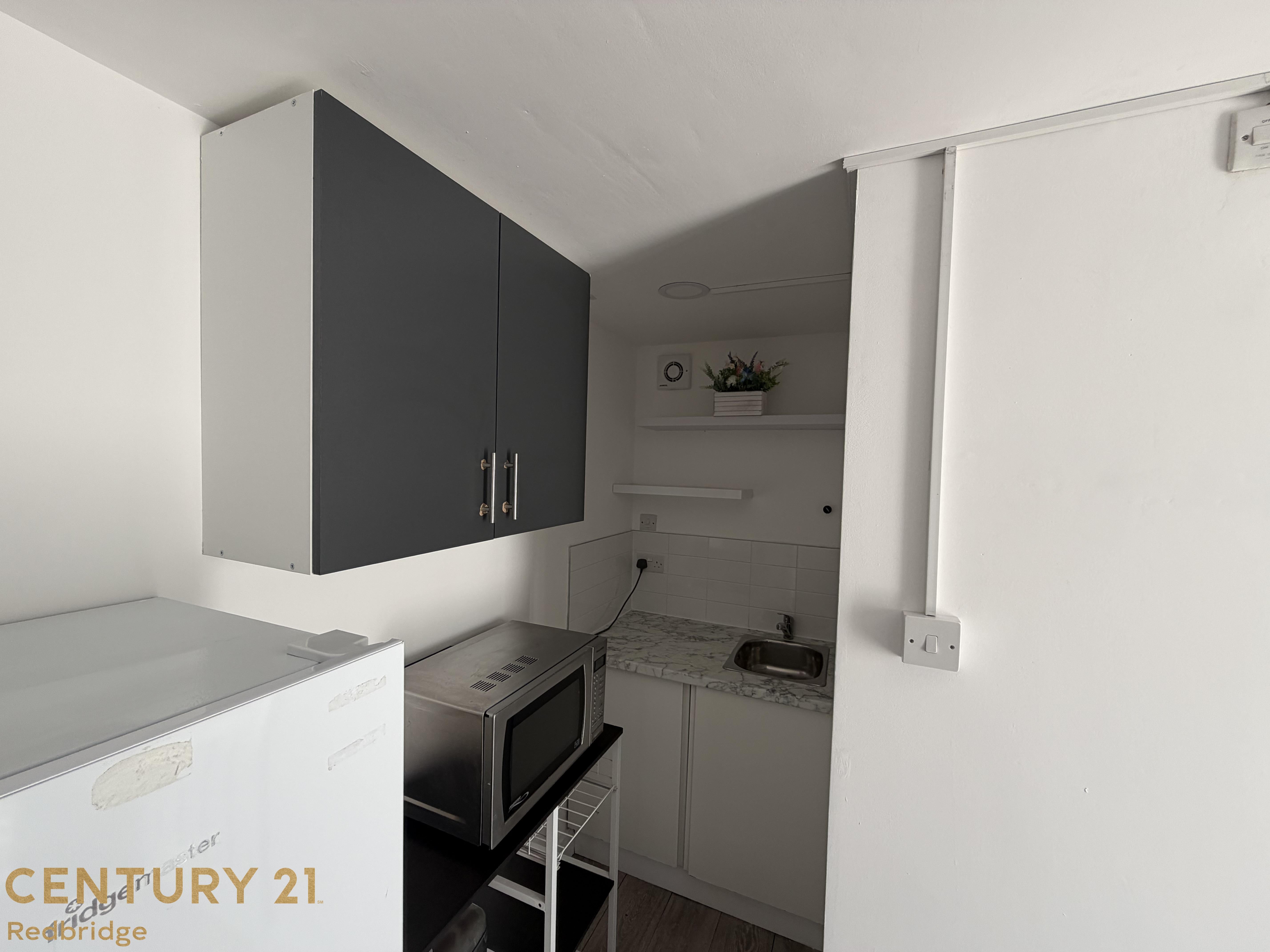 Flat Netley Road in Greater London