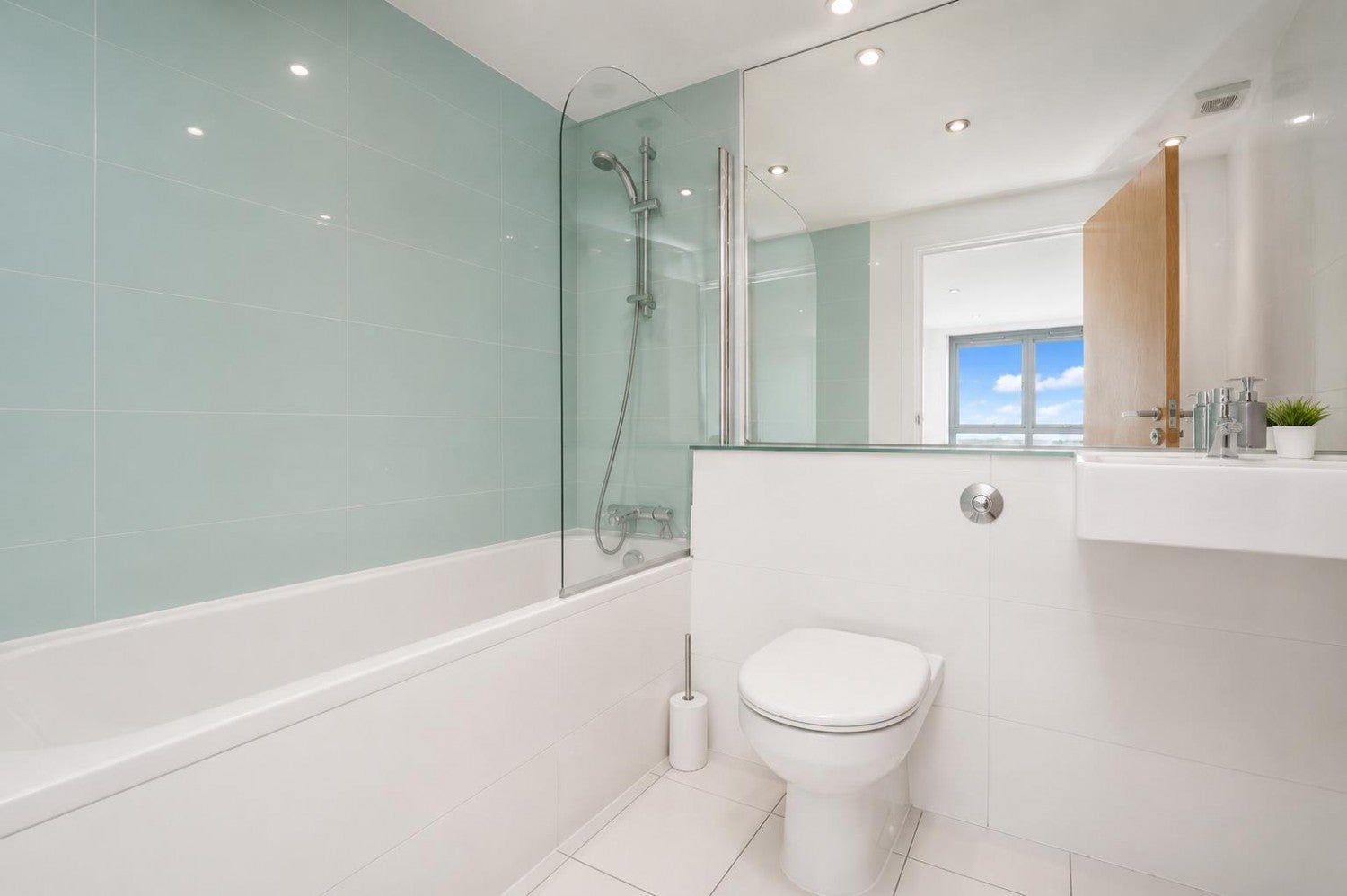Flat Balmes Road in Greater London