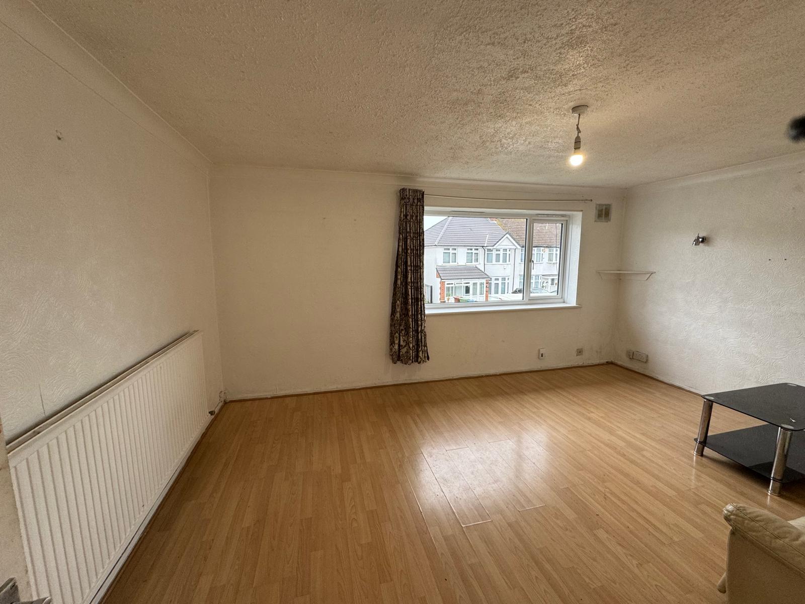 Flat Glebe Crescent in Greater London