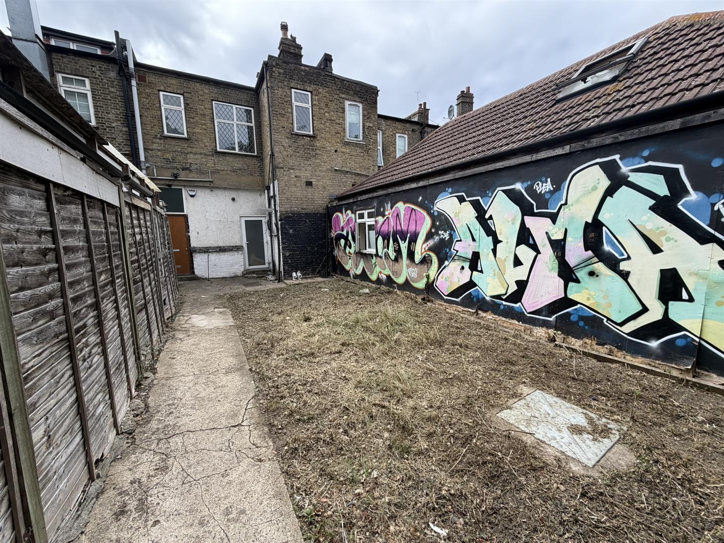 Flat Greyhound Hill in Greater London