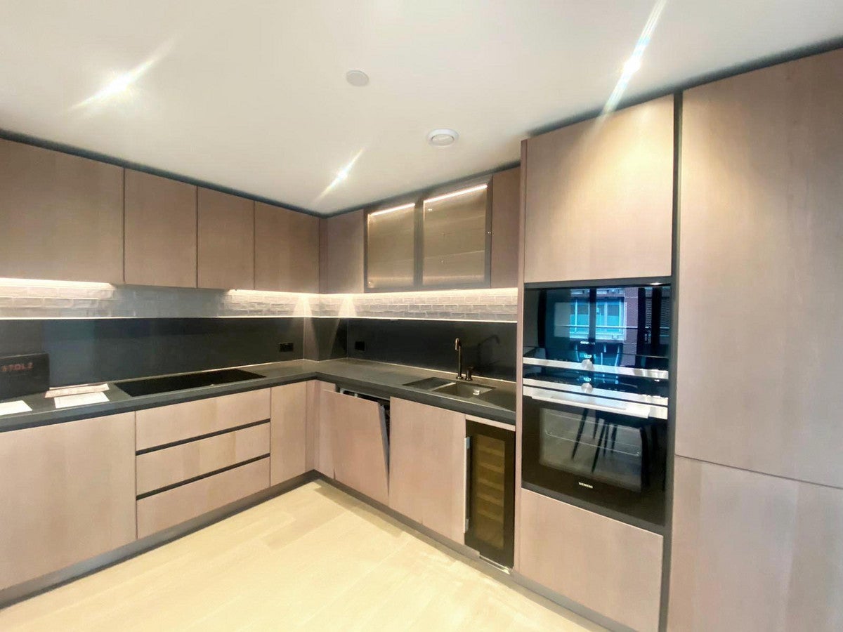 Flat Prince of Wales Drive in Greater London