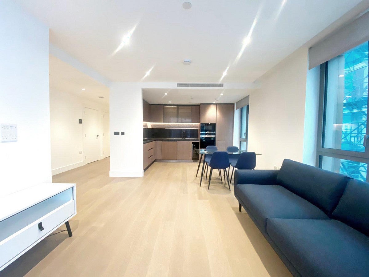 Flat Prince of Wales Drive in Greater London