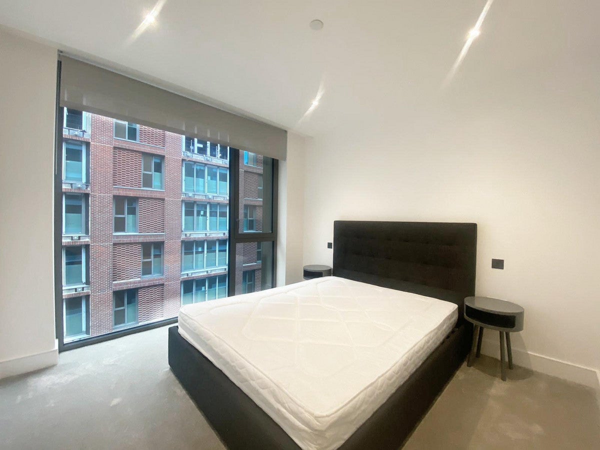 Flat Prince of Wales Drive in Greater London