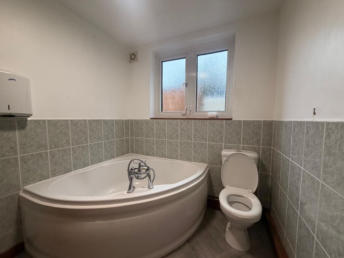 Room Eade Court in Gillingham