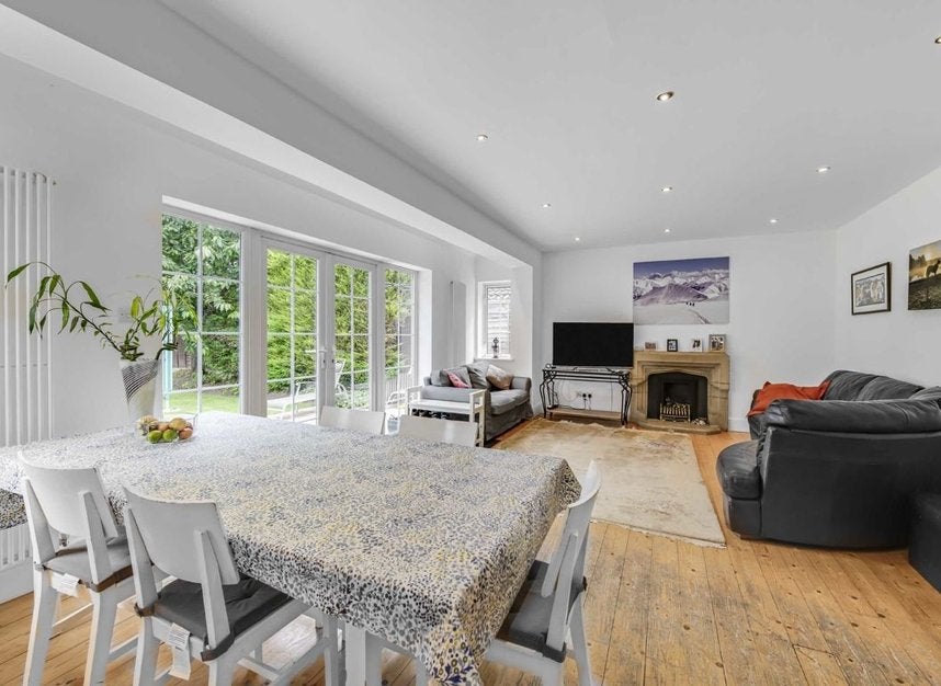 House Courtlands Avenue in Greater London