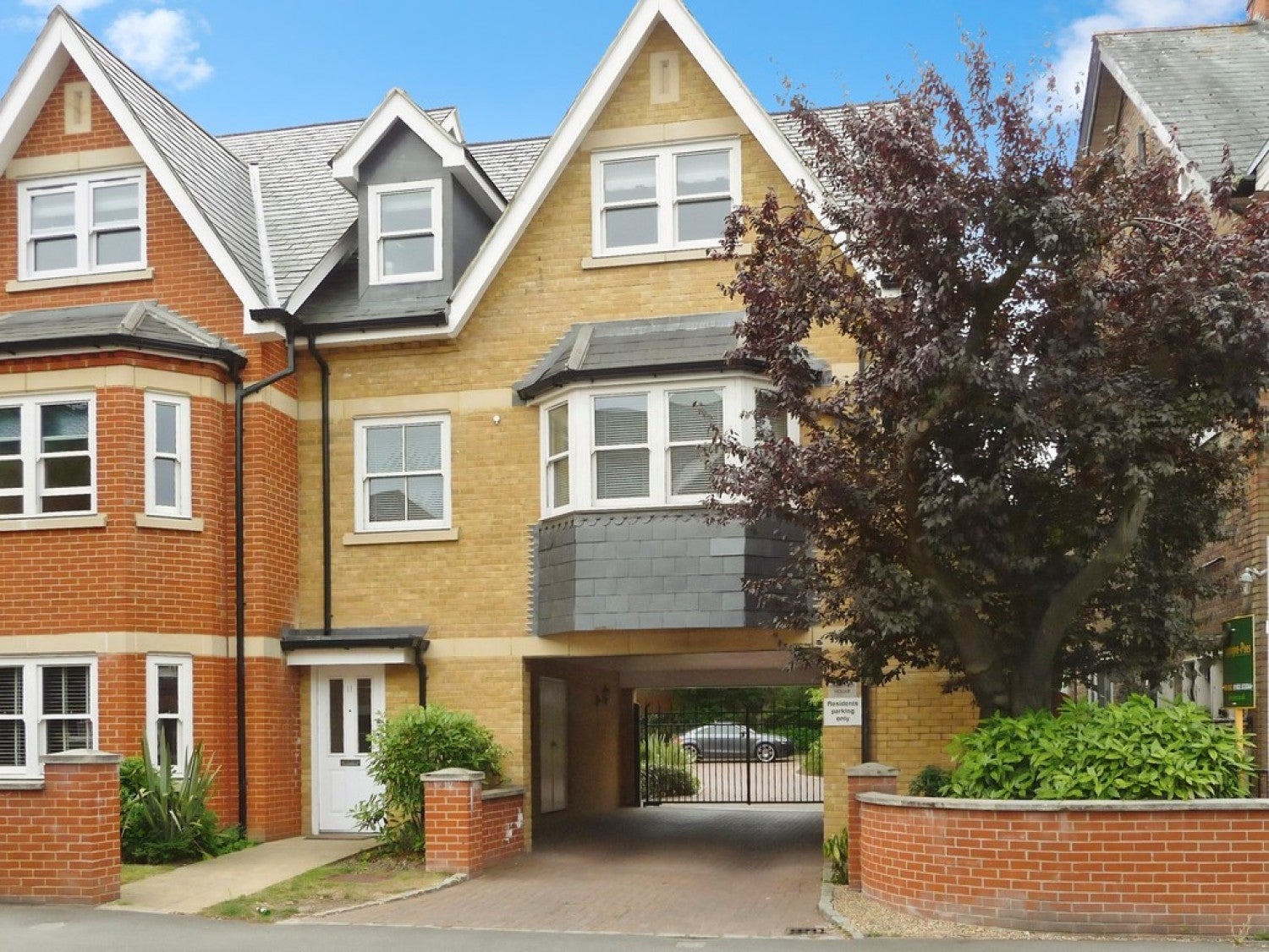 Flat York Road in Guildford