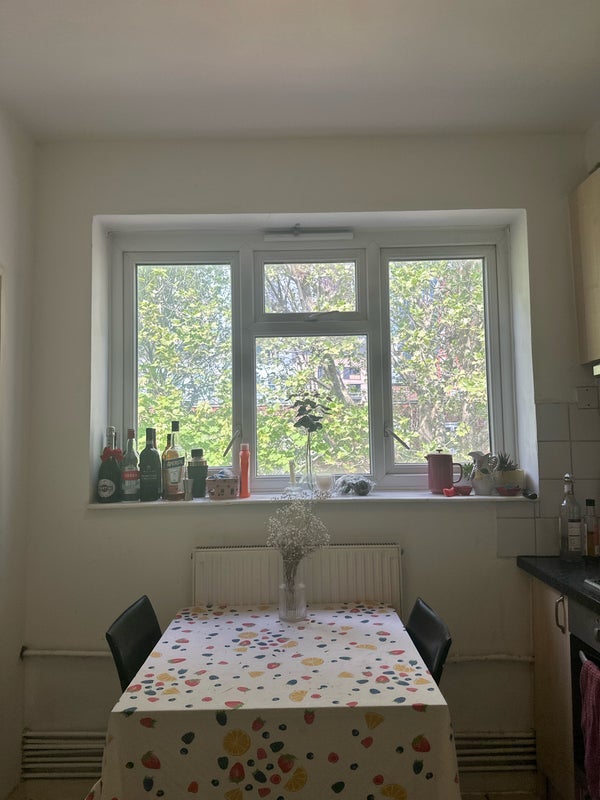 Room Wyvil Road in Greater London