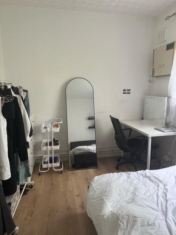 Room Wyvil Road in Greater London