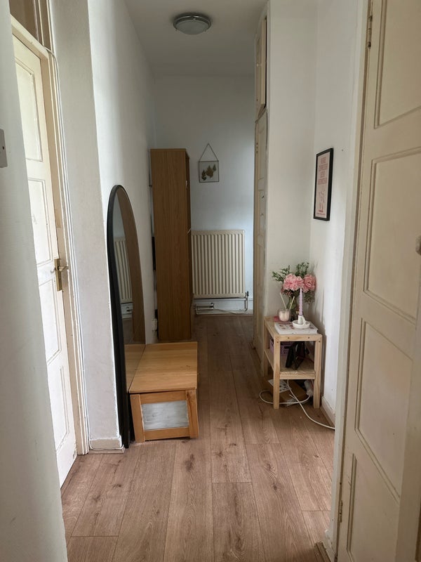 Room Wyvil Road in Greater London
