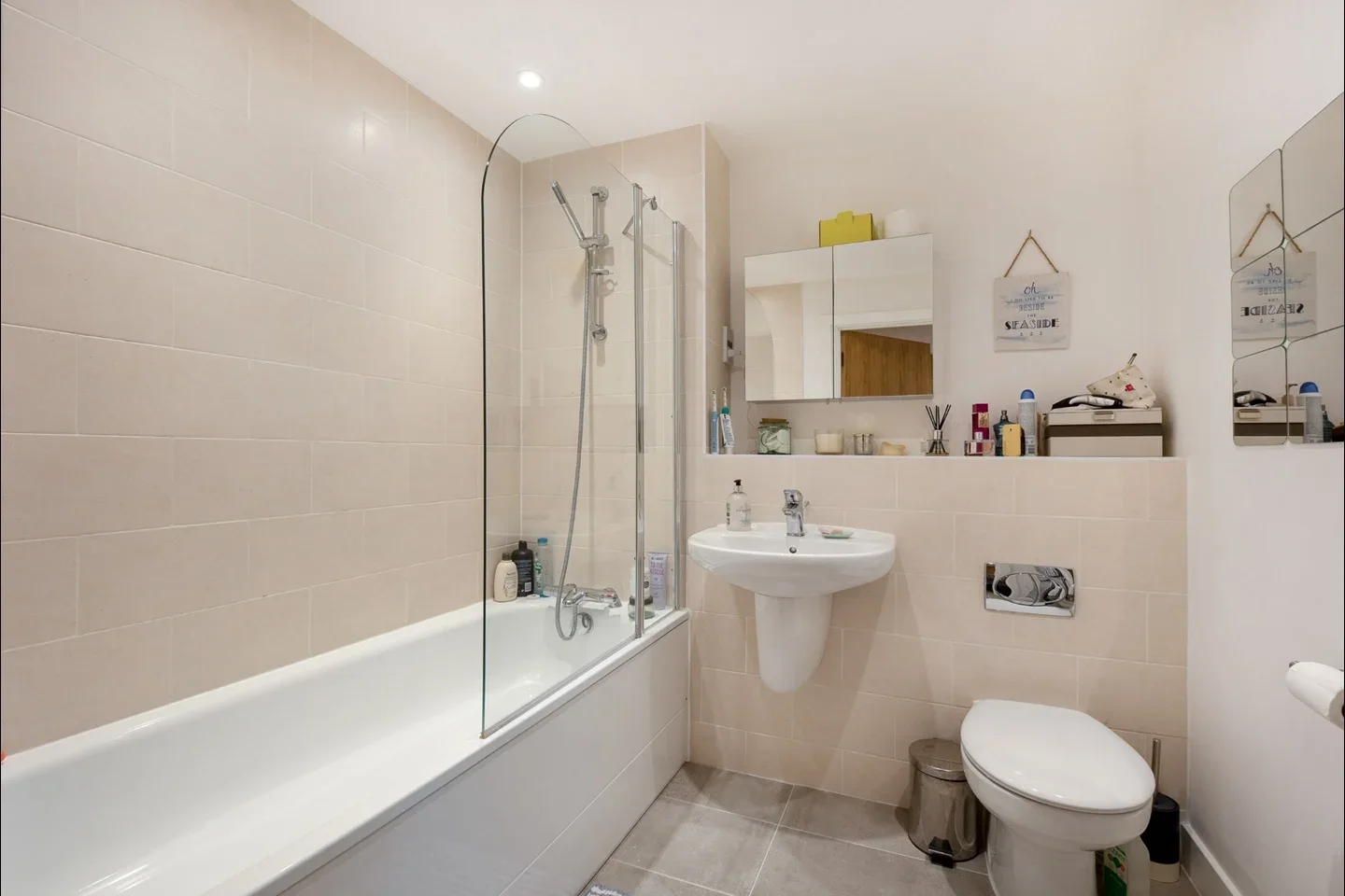 Flat Grosvenor Way in Greater London