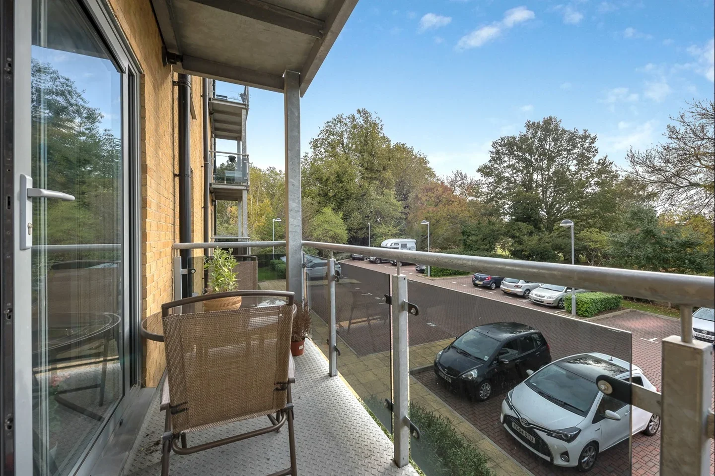 Flat Grosvenor Way in Greater London