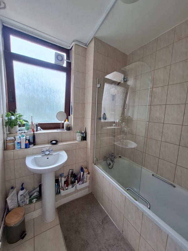 Room Crondall Street in Greater London