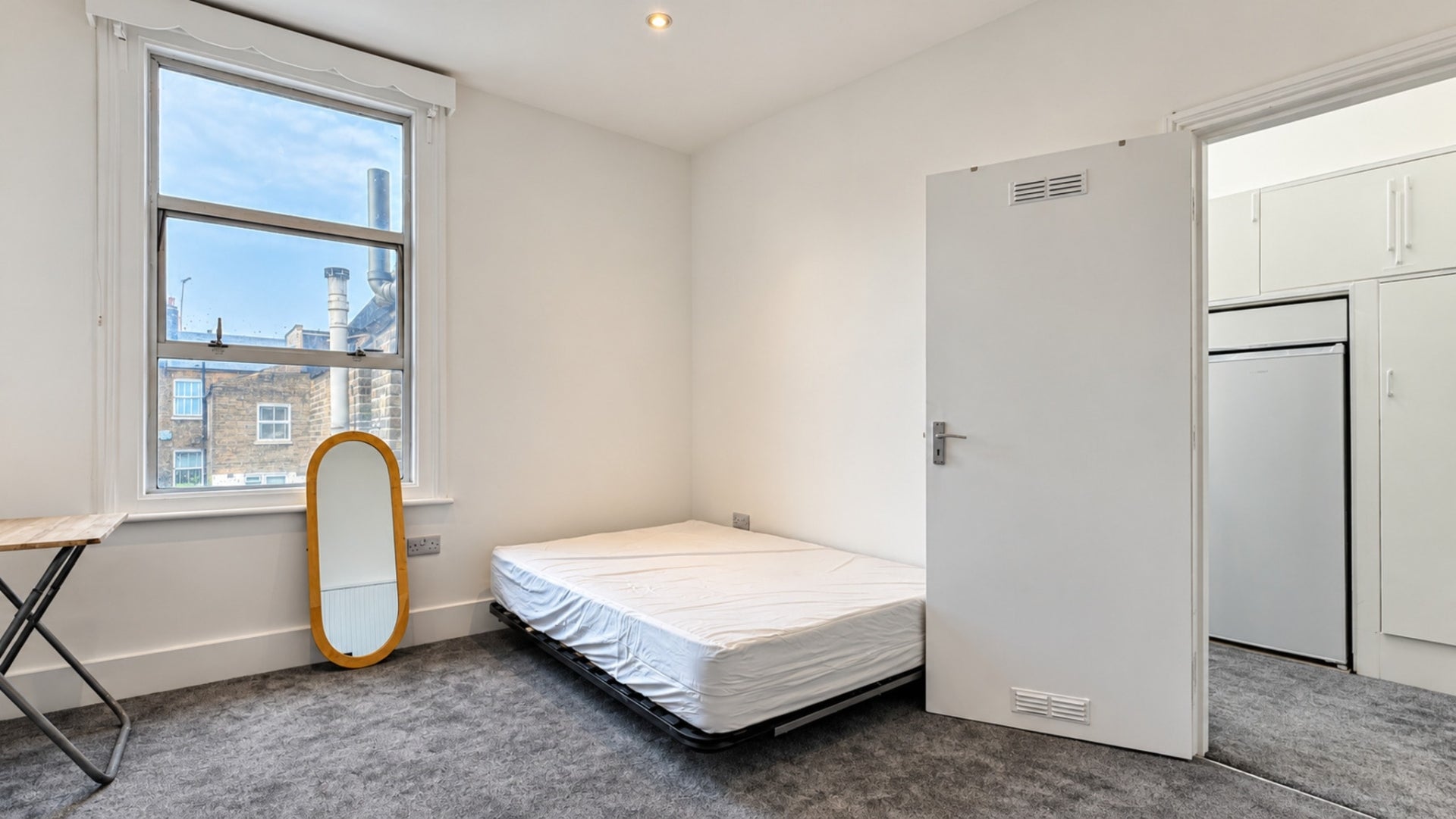 Flat Mortimer Road in Greater London