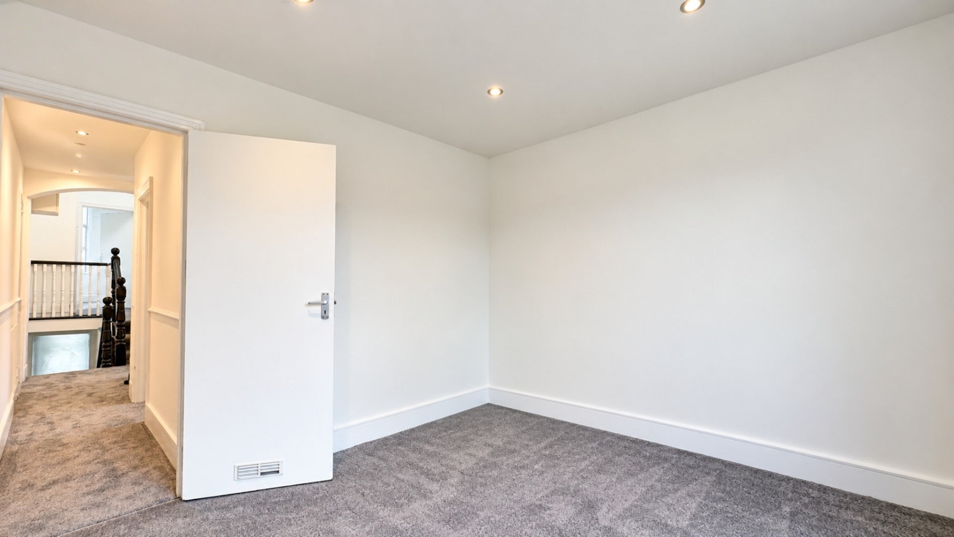 Flat Mortimer Road in Greater London