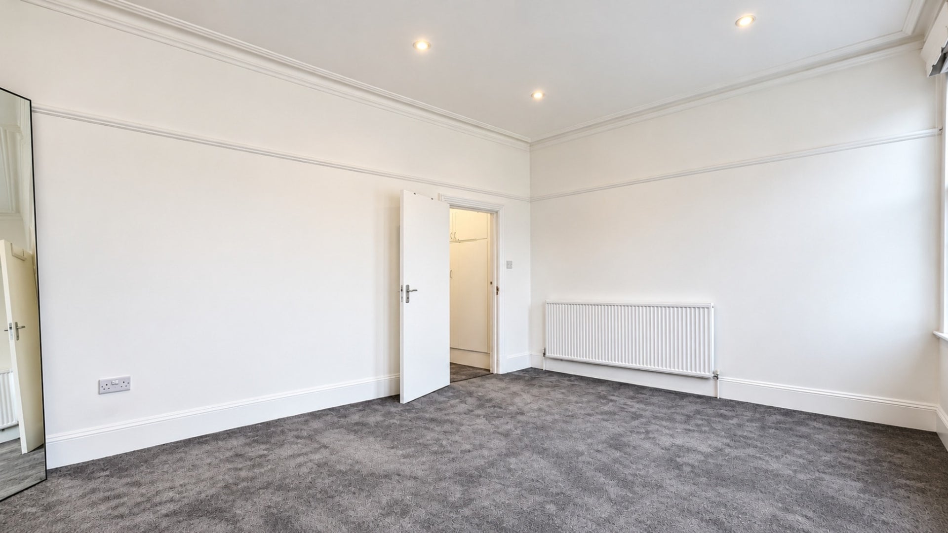 Flat Mortimer Road in Greater London
