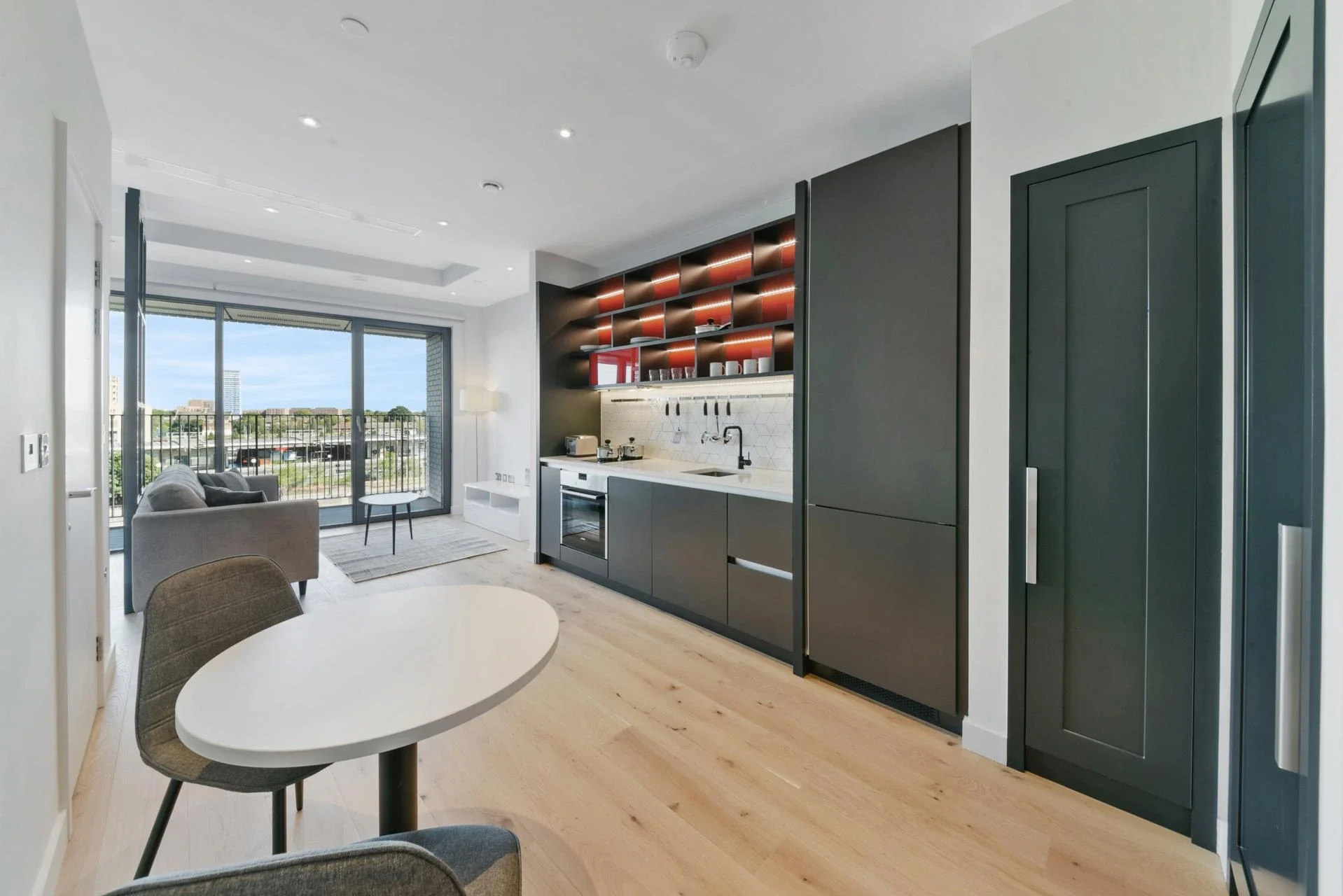 Flat City Island Way in Greater London