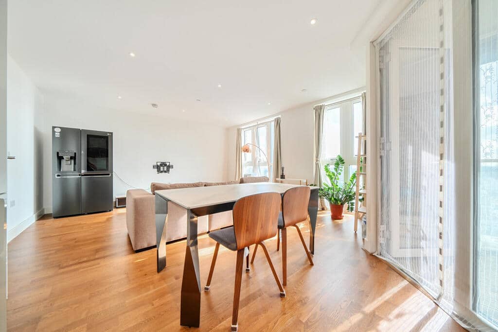 Flat Arsenal Way in Greater London