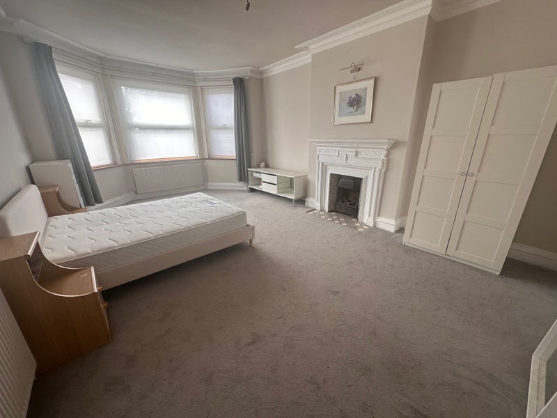 Room Finchley Road in Greater London