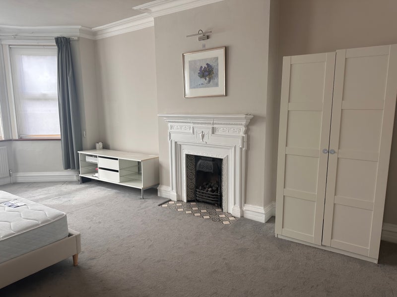 Room Finchley Road in Greater London