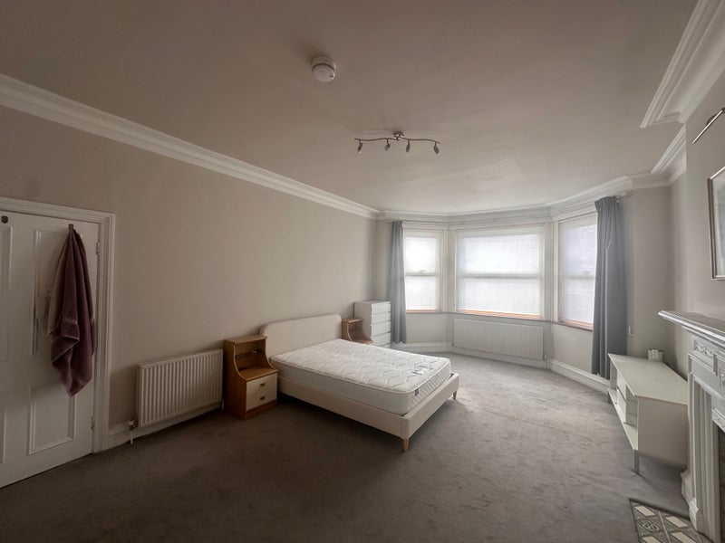 Room Finchley Road in Greater London