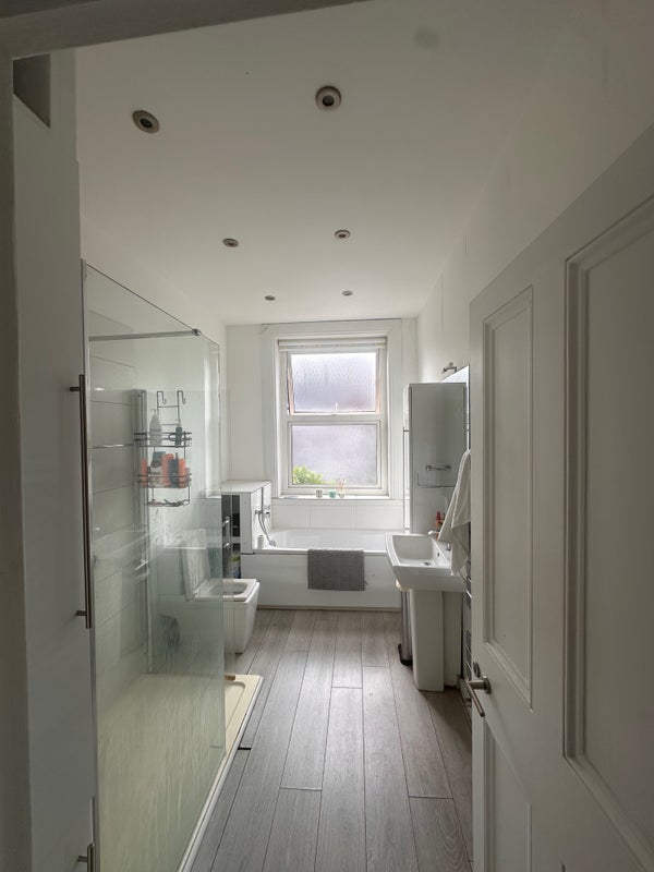 Room Finchley Road in Greater London