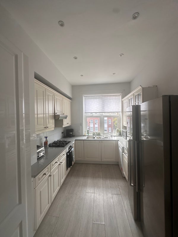 Room Finchley Road in Greater London