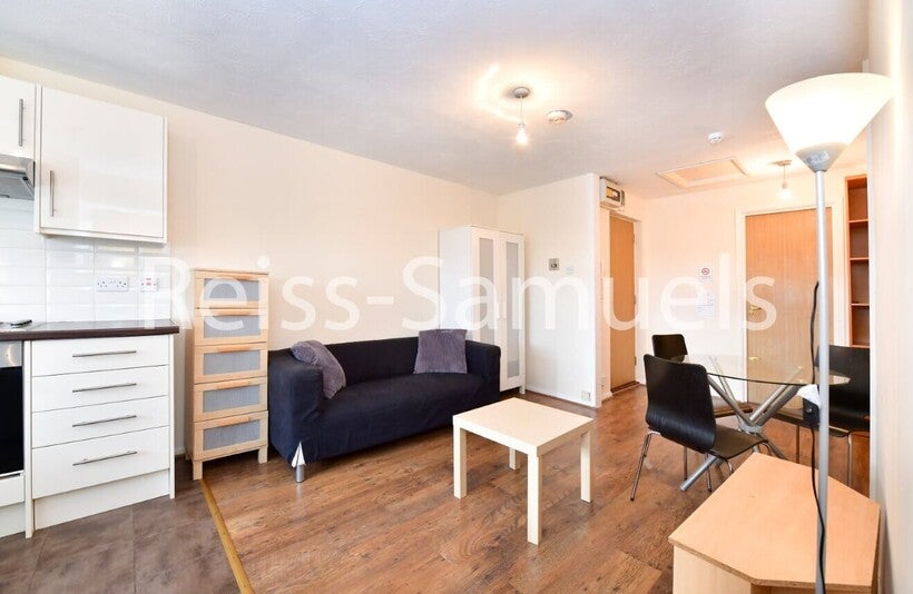 Flat Ambassador Square in Greater London