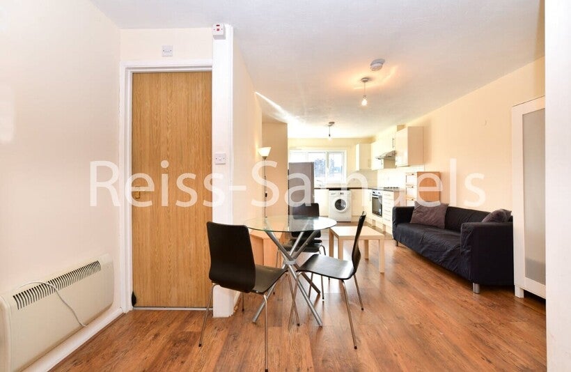Flat Ambassador Square in Greater London