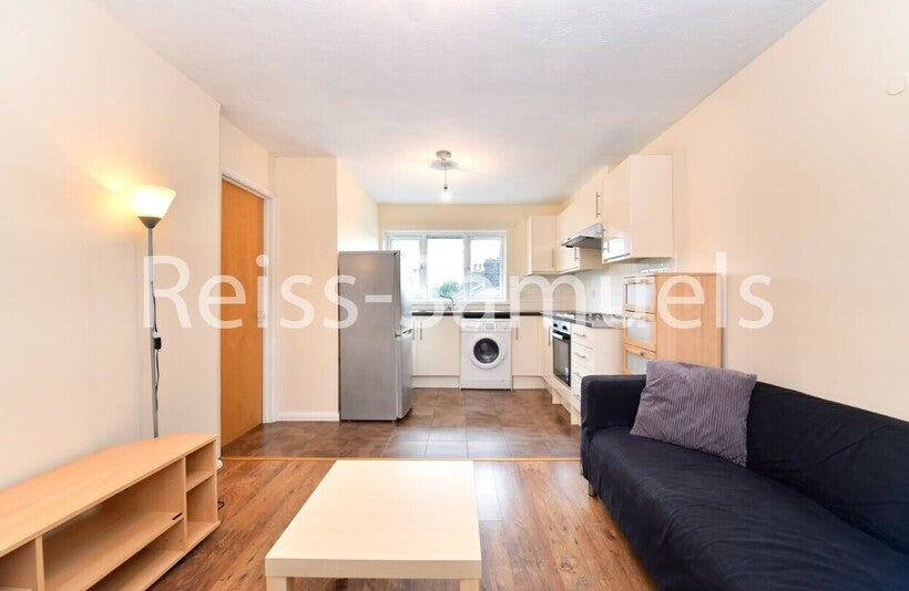 Flat Ambassador Square in Greater London