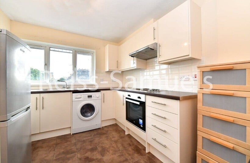 Flat Ambassador Square in Greater London