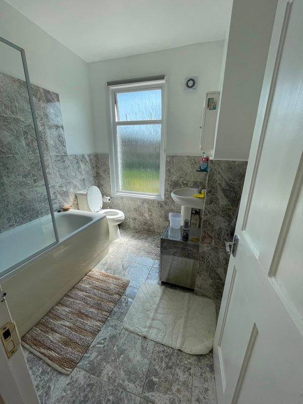 Room Kenlor Road in Greater London