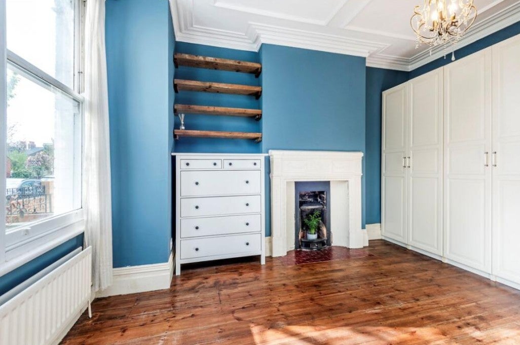 Flat Julian Avenue in Greater London