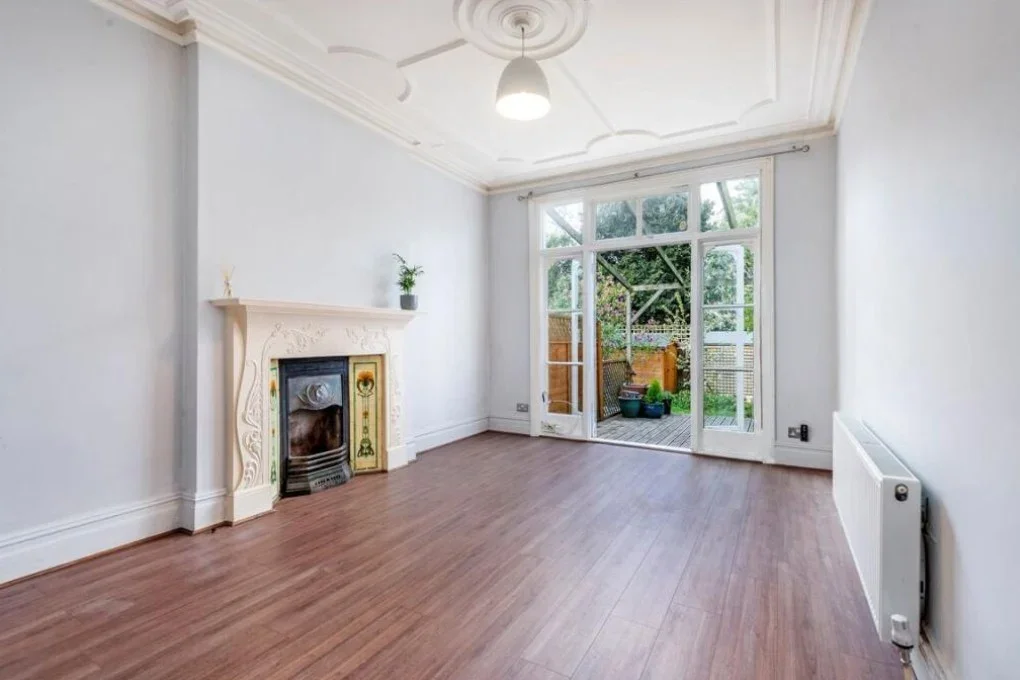 Flat Julian Avenue in Greater London