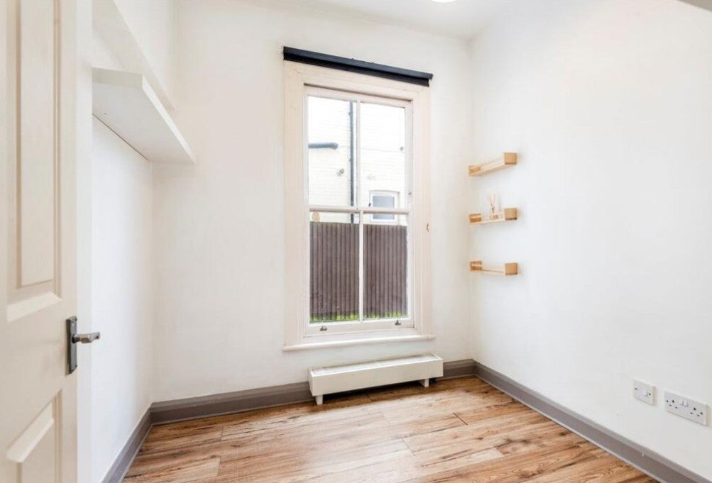 Flat Julian Avenue in Greater London