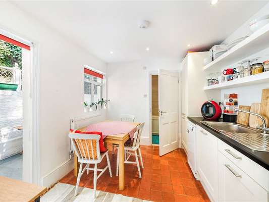 Flat Eustace Road in Greater London